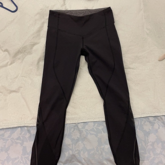 Lululemon 7/8 legging with mesh detailing - Picture 2 of 6